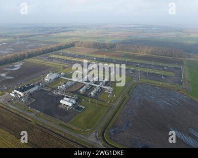 Estrazione di gas naturale in uno dei più grandi giacimenti di gas in europa. Installazione industriale sul campo. Vista dall'alto. Foto Stock