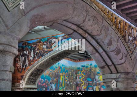 Palazzo del Governatore, XVI secolo, Foyer, con affreschi dell'artista Disiderio Hernandez Xochitiotzin, città di Tlaxcala, Stato di Tlaxcala, Messico Foto Stock