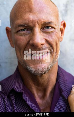 Un ritratto di un uomo caucasico calvo di 50 anni Foto Stock