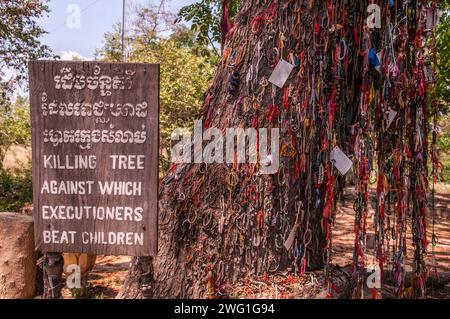 The Killing Tree / segno bilingue di legno, The Killing Fields, Choeung Ek Genocide Memorial, Phnom Penh, Cambogia. © Kraig Lieb Foto Stock