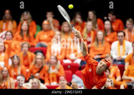 GRONINGEN - 02/02/2024, Tallon Greek Spoor dei Paesi Bassi il primo giorno della partita di qualificazione di Coppa Davis tra Paesi Bassi e Svizzera a Martiniplaza. Il vincitore dell'incontro si qualificherà per la fase a gironi della finale di Coppa Davis. ANP SANDER KONING netherlands Out - belgio Out Foto Stock