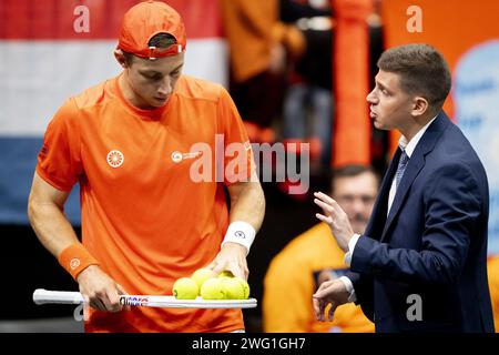 GRONINGEN - 02/02/2024, Tallon Greek Spoor dei Paesi Bassi il primo giorno della partita di qualificazione di Coppa Davis tra Paesi Bassi e Svizzera a Martiniplaza. Il vincitore dell'incontro si qualificherà per la fase a gironi della finale di Coppa Davis. ANP SANDER KONING netherlands Out - belgio Out Foto Stock