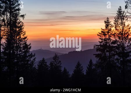 Abendstimmung im Taunus Blick von den Höhenlagen des Taunus zur blauen Stunde nach Sonnenuntergang Richtung Westen., Königstein Hessen Deutschland *** Evening in the Taunus View dalle alture del Taunus all'ora blu dopo il tramonto verso ovest , Königstein Assia Germania Foto Stock