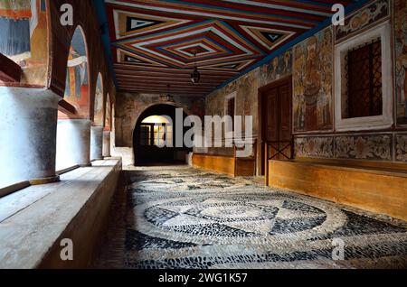 Un corridoio vuoto nel monastero di Hilandar sul Monte Athos in Grecia Foto Stock