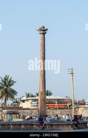 Belur, Karnataka, India - 9 gennaio 2023: Il pilastro di pietra Dhwaja Stambha nell'antico tempio Chennakeshava a Belur. Foto Stock