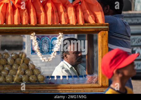 Belur, Karnataka, India - 9 gennaio 2023: Un venditore ambulante al suo colorato chiosco di snack per i turisti al tempio di Chennakeshava. Foto Stock