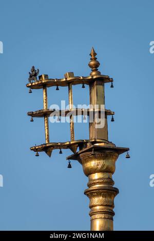 Belur, Karnataka, India - 9 gennaio 2023: Il pilastro dorato di Dhwaja Stambh nello storico tempio di Chennakeshava a Belur. Foto Stock