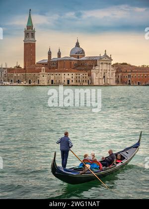 Giro in gondola nel bacino di San Marco di fronte alla chiesa di San Giorgio maggiore, Venezia, Italia Foto Stock