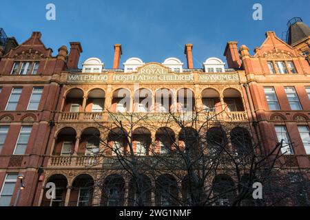 L'esterno illuminato dal sole dell'ex Royal Waterloo Hospital for Children and Women, (ora Università di Notre Dame) Lambeth, Londra SE1, Inghilterra, Regno Unito Foto Stock