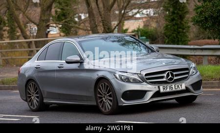 Milton Keynes, Regno Unito, 31 gennaio 2024. Mercedes Benz C C220 AMG diesel argento 2016 che viaggia su una strada inglese Foto Stock