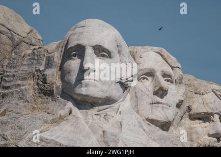 Vista ravvicinata del Monte Rushmore, con i volti di quattro famosi presidenti degli Stati Uniti scolpiti sul fianco della montagna Foto Stock