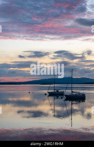 Silhouette di barche a vela sul Loch Etive, tramonto spettacolare in Scozia, Regno Unito Foto Stock