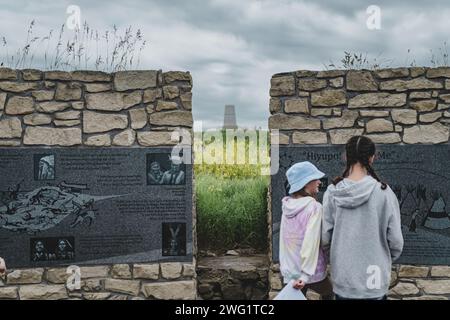 Due ragazze che guardano l'Indian Memorial al Little Bighorn Battlefield, 7th US Cavalry Memorial sullo sfondo Foto Stock