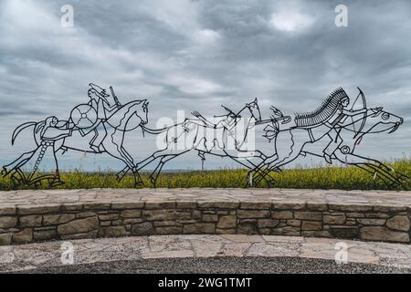 Scultura di nativi americani e cavalli nell'Indian Memorial presso il Little Bighorn Battlefield Foto Stock