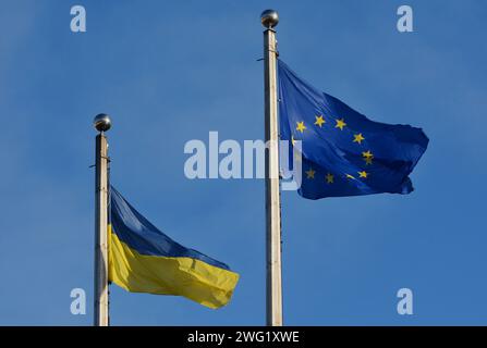 La bandiera nazionale dell'Ucraina e la bandiera dell'Unione europea sbattono sullo sfondo del cielo di Kiev. Il 1° febbraio 2024, l'Unione europea, con un numero di 27 paesi, ha votato all'unanimità un pacchetto di aiuti a favore dell'Ucraina per un importo di 50 miliardi di euro nel quadro del bilancio dell'Unione europea. L'Ucraina continua a resistere all'aggressione militare della Russia Foto Stock