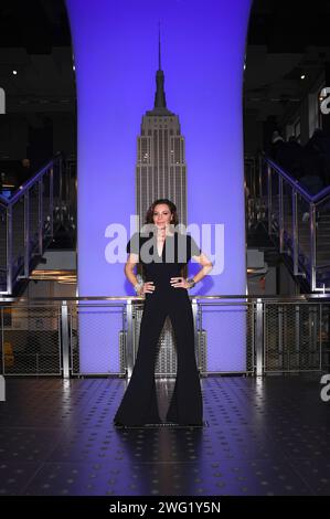 New York, USA. 2 febbraio 2024. Il personaggio televisivo Luann de Lesseps visita l'Empire State Building, New York, NY, 2 febbraio 2024. (Foto di Anthony Behar/Sipa USA) credito: SIPA USA/Alamy Live News Foto Stock