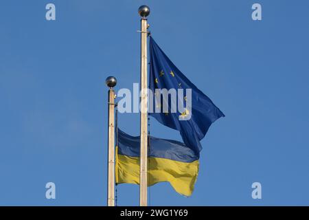 Kiev, Ucraina. 2 febbraio 2024. La bandiera nazionale dell'Ucraina e la bandiera dell'Unione europea sbattono sullo sfondo del cielo di Kiev. Il 1° febbraio 2024, l'Unione europea, con un numero di 27 paesi, ha votato all'unanimità un pacchetto di aiuti a favore dell'Ucraina per un importo di 50 miliardi di euro nel quadro del bilancio dell'Unione europea. L'Ucraina continua a resistere all'aggressione militare della Russia (foto di Aleksandr Gusev/SOPA Images/Sipa USA) credito: SIPA USA/Alamy Live News Foto Stock