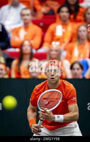 GRONINGEN - 02/02/2024, Tallon Greek Spoor dei Paesi Bassi il primo giorno della partita di qualificazione di Coppa Davis tra Paesi Bassi e Svizzera a Martiniplaza. Il vincitore dell'incontro si qualificherà per la fase a gironi della finale di Coppa Davis. ANP SANDER KONING netherlands Out - belgio Out Foto Stock