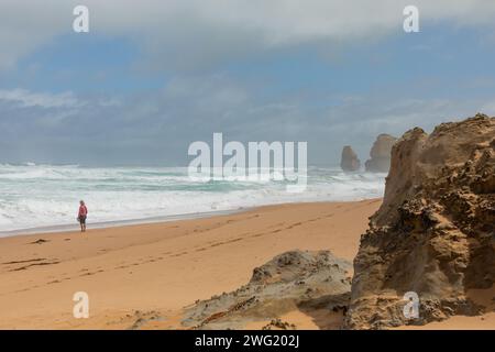 Una vista spettacolare da una spiaggia dello stretto di Bass sotto Gibson Steps nel Port Campbell National Park, Victoria, Australia, al largo della Great Ocean Road. Foto Stock