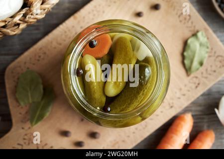 Cetriolini fatti in casa o cetrioli sottaceto in un vaso di vetro Foto Stock