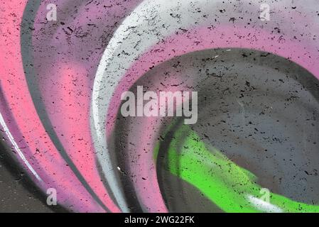L'immagine è fatta di vernice da bombolette spray colorate. Colori fantasie caotiche, colori e colori bianchi, rosa, neri e verdi. Foto Stock