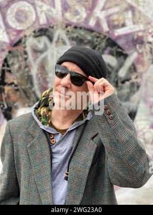 Uomo maturo con berretto e occhiali da sole in stile hip hop Foto Stock