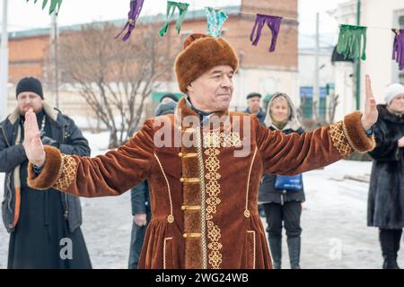 Kolomna, regione di Mosca. Russia 22 febbraio 2015. Le persone in abiti tradizionali russi ballano in una danza rotonda e cantano. Un uomo in costume nazionale A. Foto Stock