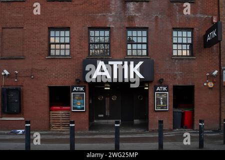 Windsor, Regno Unito. 2 febbraio 2024. L'Atik Nightclub di Windsor, Berkshire, chiude definitivamente. I proprietari, Rekom UK, sono il più grande operatore di nightclub del Regno Unito e hanno annunciato che chiuderanno 17 locali con effetto immediato dopo essere entrati in amministrazione. I locali che chiuderanno includono un certo numero di club Pryzm, quattro locali notturni Atik, un Jumpin Jaks e un Bar & Beyond. Atik a Windsor era un ex Liquid Nightclub e prima di allora Blazers. Credito: Maureen McLean/Alamy Live News Foto Stock