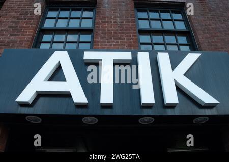 Windsor, Regno Unito. 2 febbraio 2024. L'Atik Nightclub di Windsor, Berkshire, chiude definitivamente. I proprietari, Rekom UK, sono il più grande operatore di nightclub del Regno Unito e hanno annunciato che chiuderanno 17 locali con effetto immediato dopo essere entrati in amministrazione. I locali che chiuderanno includono un certo numero di club Pryzm, quattro locali notturni Atik, un Jumpin Jaks e un Bar & Beyond. Atik a Windsor era un ex Liquid Nightclub e prima di allora Blazers. Credito: Maureen McLean/Alamy Live News Foto Stock