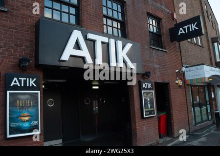 Windsor, Regno Unito. 2 febbraio 2024. L'Atik Nightclub di Windsor, Berkshire, chiude definitivamente. I proprietari, Rekom UK, sono il più grande operatore di nightclub del Regno Unito e hanno annunciato che chiuderanno 17 locali con effetto immediato dopo essere entrati in amministrazione. I locali che chiuderanno includono un certo numero di club Pryzm, quattro locali notturni Atik, un Jumpin Jaks e un Bar & Beyond. Atik a Windsor era un ex Liquid Nightclub e prima di allora Blazers. Credito: Maureen McLean/Alamy Live News Foto Stock