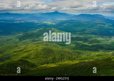 Vista dal Wright Peak con il Monte Jo e il Lago Heart al centro della fotografia sulle montagne Adirondack dello stato di New York Foto Stock