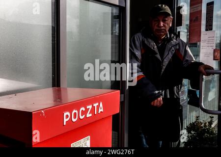 Cracovia, Polonia, 2 febbraio 2024. Un uomo intrattiene un ufficio postale con una casella postale polacca nel centro di Cracovia, in quanto il CEO della società del tesoro statale è stato licenziato e l'azienda attende un nuovo CEO. Dopo il cambio di governo in Polonia nel dicembre 2023 sorse un disaccordo su larga scala tra i nuovi leader e il vecchio governo di estrema destra che aveva il potere per 8 anni. Il nuovo governo mira a rimuovere gli amministratori delegati dell'ex governo dalle istituzioni cruciali come i media pubblici e i tribunali, le imprese del tesoro o i governi regionali. Credito: Dominika Zarzycka/Alamy Live News Foto Stock