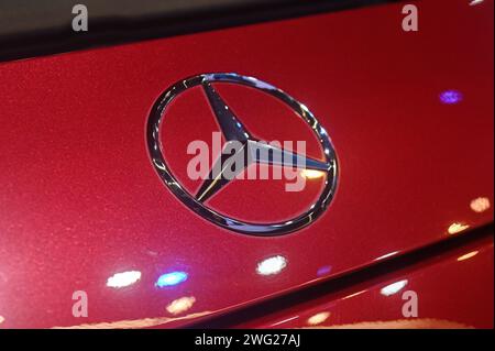 Nuova Delhi, Delhi, India. 2 febbraio 2024. Un logo Mercedes-Benz può essere visto sulla sua auto sportiva, AMG SL55, al Bharat Mobility Global Expo 2024, a nuova Delhi, India, il 2 febbraio 2024. (Immagine di credito: © Kabir Jhangiani/ZUMA Press Wire) SOLO USO EDITORIALE! Non per USO commerciale! Foto Stock