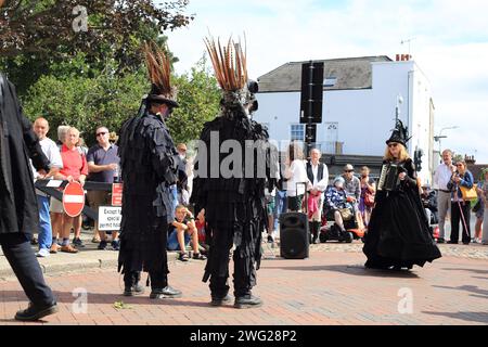 Morris Dancers si esibisce in strada al Faversham Hop Festival, Faversham, Kent, Inghilterra, Regno Unito Foto Stock