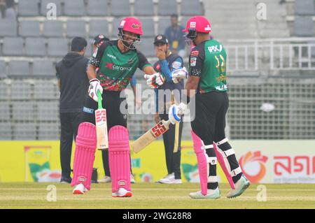 Sylhet, Bangladesh. 2 febbraio 2024. I giocatori dei Sylhet Strikers indossavano una maglia speciale nella loro partita contro Durdanto Dhaka per rendere omaggio ai martiri del movimento linguistico in occasione del mese linguistico. La maglia è decorata con 20 simboli della storia e del patrimonio di Sylhet e per la prima volta in un torneo internazionale, i nomi dei giocatori e i numeri della maglia erano in Bengali. La Bangladesh Premier League al Sylhet International Stadium. Foto Stock