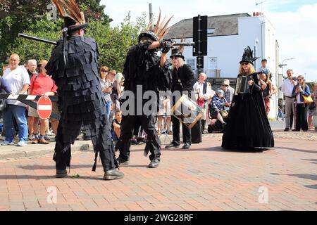 Morris Dancers si esibisce in strada al Faversham Hop Festival, Faversham, Kent, Inghilterra, Regno Unito Foto Stock