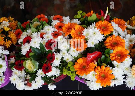 Mazzi colorati di fiori freschi in vendita Foto Stock