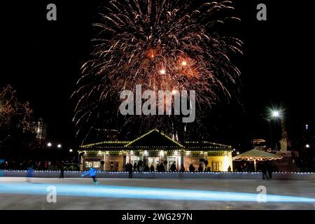 Uno spettacolo di fuochi d'artificio sul Boston Common segnala il nuovo anno durante una prima notte di Boston il 31 dicembre 2014 a Boston, Massachusetts, Stati Uniti. Foto Stock