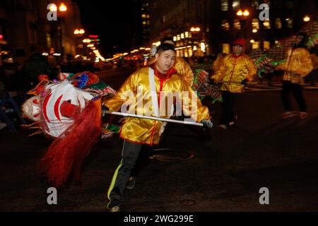 Una troupe cinese di danza del drago si esibisce durante una parata di Boston la vigilia di Capodanno del 31 dicembre 2014 a Boston, Massachusetts, Stati Uniti. Foto Stock
