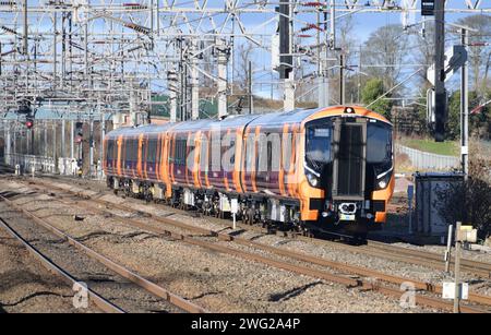 Unità multipla elettrica 730048 della West Midlands Railway classe 730 che conduce 730003 in avvicinamento a Lichfield TV su un percorso di accumulo miglia da Crewe a Nuneaton Foto Stock