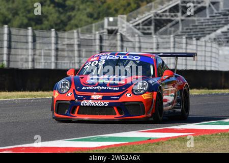 Scarperia, 29 settembre 2023: Porsche 991,2 GT3 CUP del team EBIMOTORS guidato da Peroni Costantino e Papi Cosimo in azione durante le prove di gara dell'italiano Foto Stock