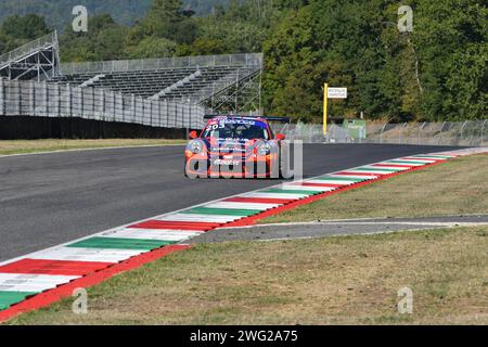 Scarperia, 29 settembre 2023: Porsche 991,2 GT3 CUP del team EBIMOTORS guidato da Peroni Costantino e Papi Cosimo in azione durante le prove di gara dell'italiano Foto Stock