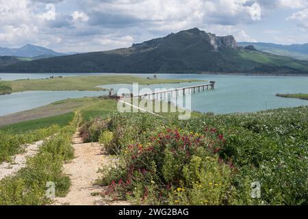 La riserva naturale del lago artificiale chiamato Lago Garcia nella provincia siciliana di Palermo Foto Stock