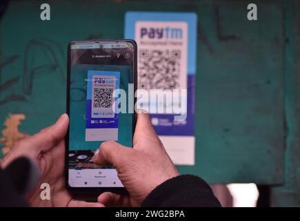 Srinagar, India. 2 febbraio 2024. Un uomo scansiona il codice QR per il sistema di pagamento digitale Paytm a Srinagar. L’impresa indiana di pagamenti digitali Paytm (PAYT.NS) ha perso un quinto del suo valore di mercato. Il 2 febbraio 2024, Srinagar, India. (Immagine di credito: © Firdous Nazir/eyepix via ZUMA Press Wire) SOLO USO EDITORIALE! Non per USO commerciale! Foto Stock