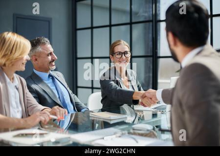 Colleghi a una riunione di lavoro nella sala conferenze Foto Stock