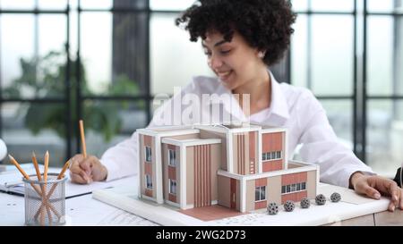 architetto designer donna esamina il layout della casa Foto Stock