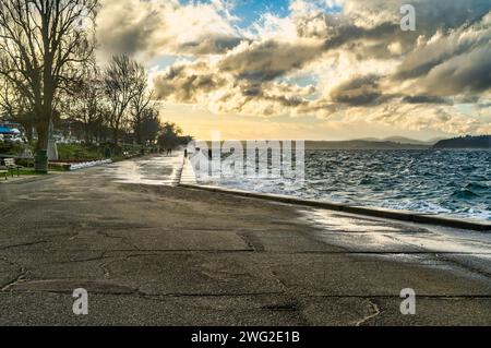 Le onde si infrangono sulla parete del mare di Alki Beach a West Seattle, Washington. Foto Stock