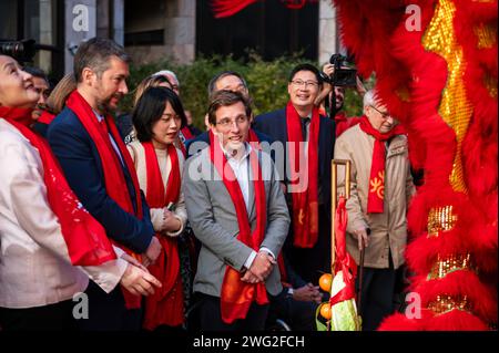 Madrid, Spagna. 2 febbraio 2024. Jose Luis Martinez Almeida, sindaco di Madrid, assiste alla tradizionale danza del drago cinese durante la presentazione della programmazione culturale della città di Madrid per il Capodanno cinese, l'anno del drago, nel Centro culturale Cinese di Madrid. (Immagine di credito: © Alberto Gardin/SOPA Images via ZUMA Press Wire) SOLO USO EDITORIALE! Non per USO commerciale! Foto Stock