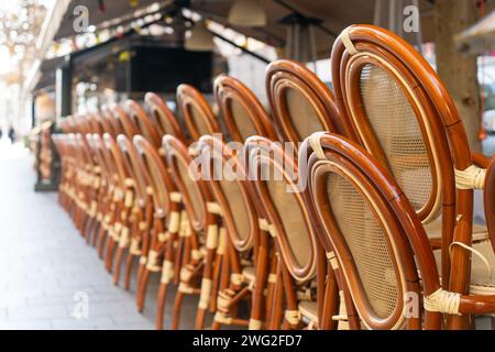 File di sedie marroni sulla terrazza della strada di un caffè in una strada di Budapest Foto Stock