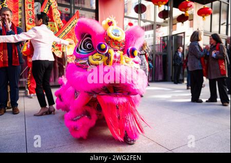 Madrid, Spagna. 2 febbraio 2024. Un tipico costume da drago cinese visto durante la presentazione della programmazione culturale della città di Madrid per il capodanno cinese, l'anno del drago, nel Centro culturale Cinese di Madrid. (Immagine di credito: © Alberto Gardin/SOPA Images via ZUMA Press Wire) SOLO USO EDITORIALE! Non per USO commerciale! Foto Stock